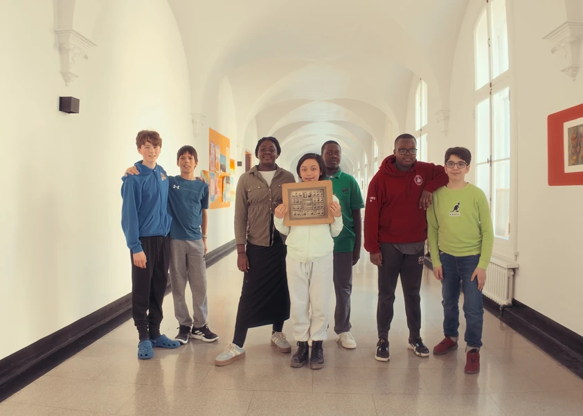 Groupe d'élèves de différentes ethnies se trouvant dans les couloirs de l'école Saint-Jean-Baptiste