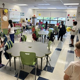 Les élèves se sont promenés de classe en classe pour participer à des jeux de style ‘Minute to Win It’ organisés par le personnel.